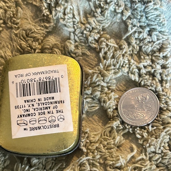 RCA Victor "His Master's Voice" tin featuring the famous dog "Nipper" logo. - Picture 2 of 3